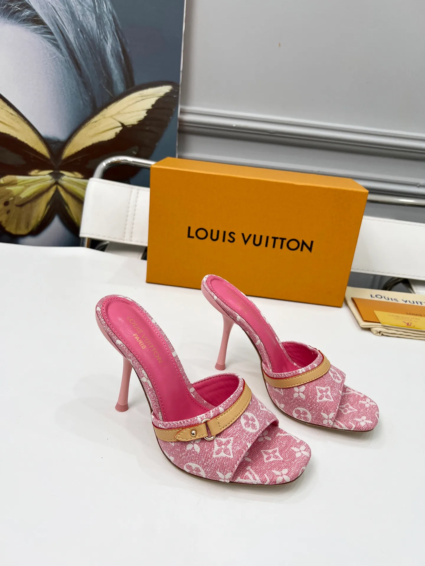 👟👟Ex-factory price 440👟👟 LV new denim kitten heel slippers 2025 summer must-have for goddesses, original replica, super comfortable on the feet. Show off the queen's temperament, the heel height is 9.5CM, which shows your temperament without being tiring. Leather outsole. Standard code: 35-42 (41 and 42 codes are customized, non-returnable and non-exchangeable)